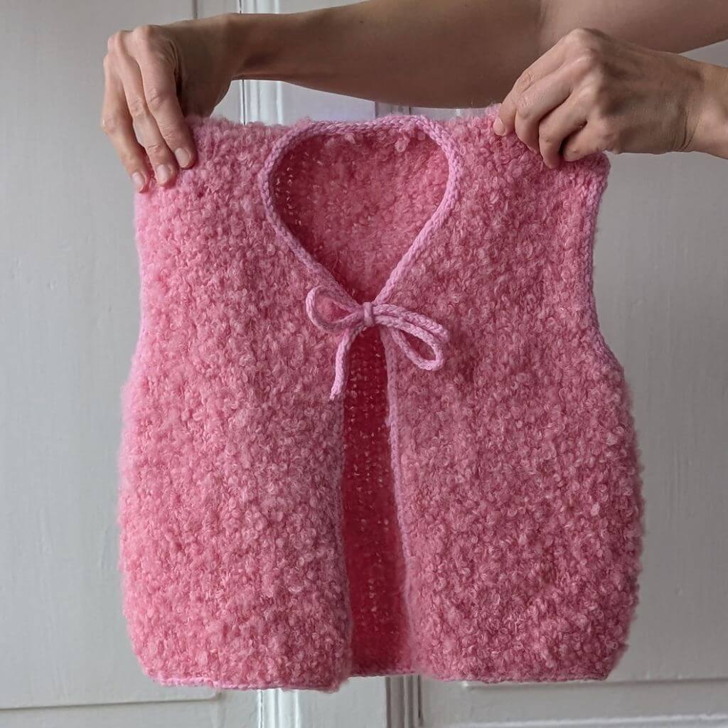 Mini Fluffy Fleece Vest Strickanleitung - Knitmitjo (PDF) - Image 4