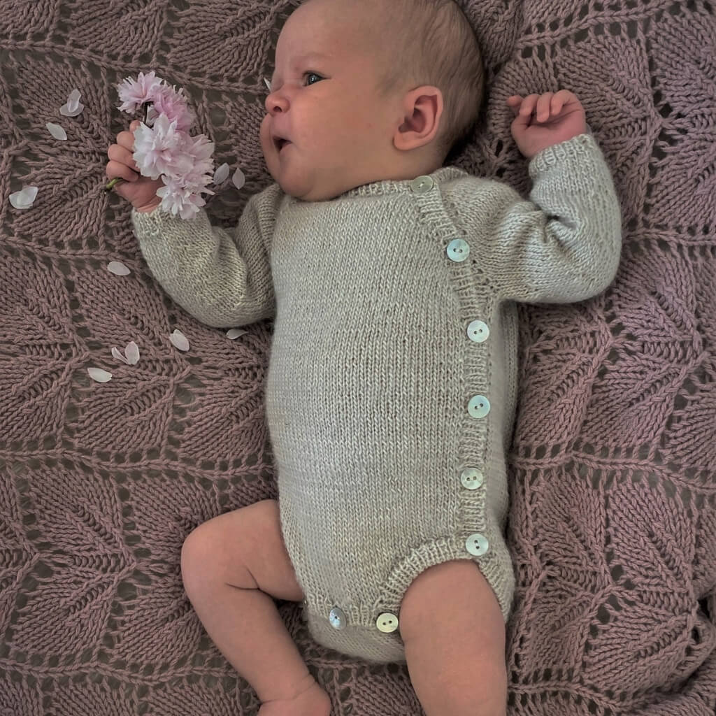 Baby Knöpfebody Strickanleitung - Yndestrikk (PDF) - Image 2